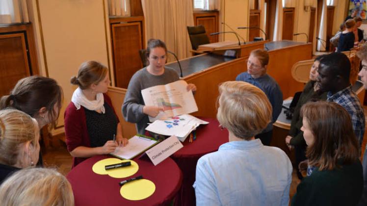 Carina Kruse (Mitte) vom Umweltschutzamt Kiel präsentiert den Erstsemestern das Thema Klimaschutz. Fotos: Stahnke 