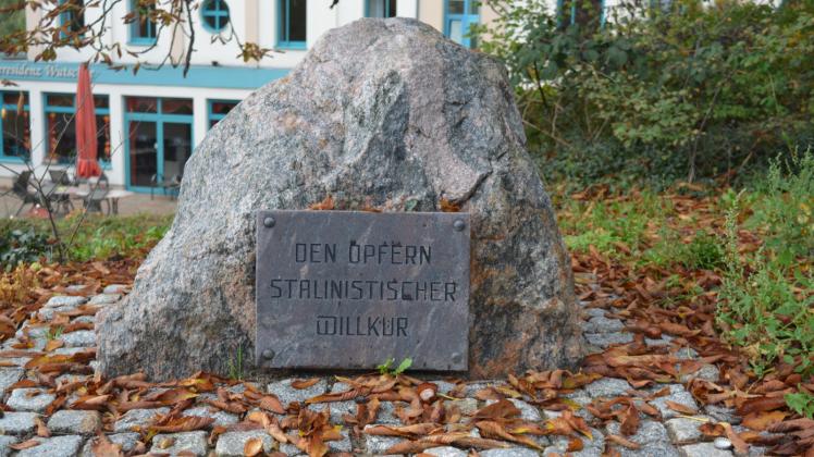 Stein des Anstoßes: der Gedenkstein für die Opfer stalinistischer Willkür am Güstrower Schlossberg. 