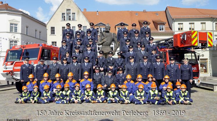 150 Jahre feiert die Perleberger Ortswehr. Fototermin für die Wehr auf dem Großen Markt. 
