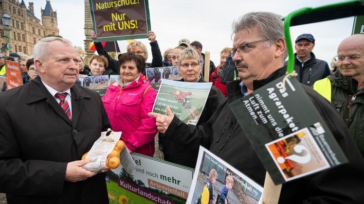 Kooperation statt Verbote lautet die Forderung der Landwirte in MV: Rainer Mönch (r.) von der Agp Lübesse gestern bei der Demo in Schwerin im Streitgespräch mit Landwirtschaftsminister Till Backhaus (SPD). 