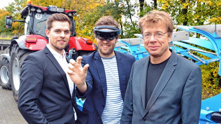 Virtuelle Realität trifft Landwirtschaft: Jan Henrik Ferdinand vom Projekt „Best SH“, Minister Jan Philipp Albrecht und Deula-Geschäftsführer Klaus Drescher (von li.) wollen die Landwirtschaft virtuell erlebbar machen. 
