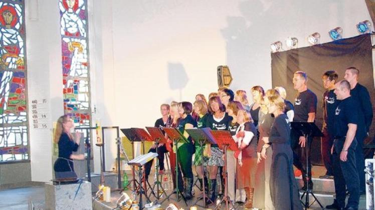 Unbeschwerte Musik:  Unter der Leitung von Janina Srugis trat der Rock-Pop-Chor "On Stage" in der St. Jürgen-Kirche auf. Foto: frank