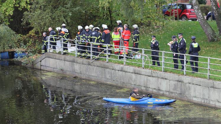 Einsatzkräfte der Feuerwehr ließen ein Schlauchboot zu Wasser und bargen den Leichnam. 