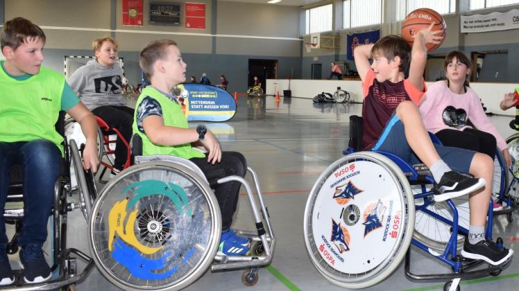 Fünftklässler beim Rollstuhl-Basketball: „Die Aufklärer – Handicapsport bewegt Schule“ vom Verband für Behinderten- und Rehabilitationssport M-V aus Rostock waren zu Gast in der Schwaaner Schule. 