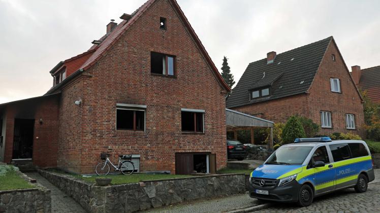 Brand eines Wohnhauses in Güstrow: Feuerwehr entdeckt bis zur Unkenntlichkeit verbrannte Leiche