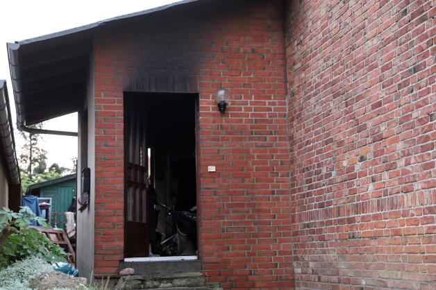 Brand eines Wohnhauses in Güstrow: Feuerwehr entdeckt bis zur Unkenntlichkeit verbrannte Leiche