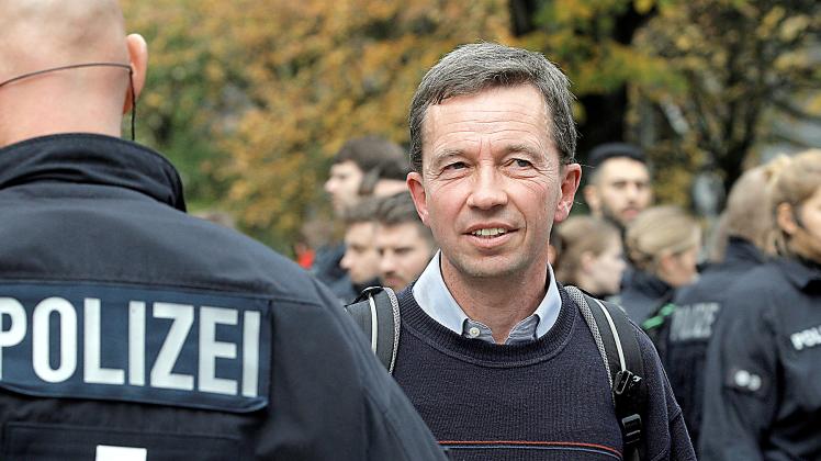 Polizeibegleitung für den Wirtschaftswissenschaftler: Der AfD-Mitbegründer Bernd Lucke steht auf dem Campus der Uni Hamburg, nachdem mehrere hundert Demonstranten seine Antrittsvorlesung verhindert hatten. 