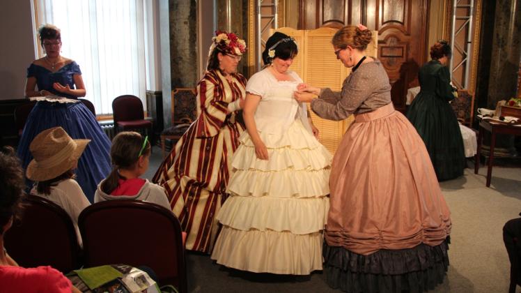 Die „Hofnadeln“ vom Schlossverein zeigen, wie Schönheitspflege und Fitness bei Hofe mit Kleiderordnung und Etikette im 19. Jahrhundert unter einen Hut gebracht wurden.