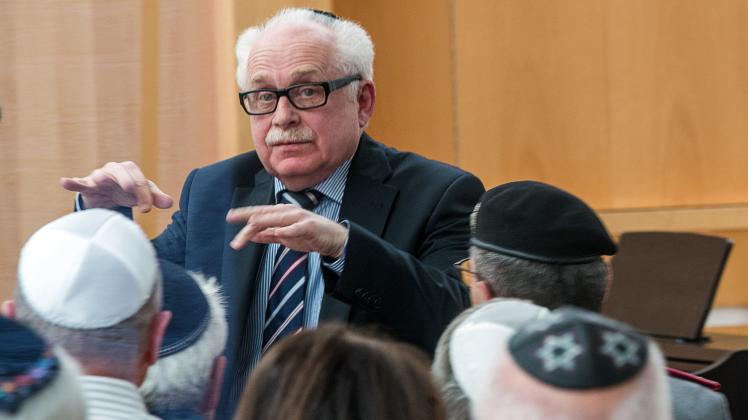 Der Vorsitzende des Landesverbandes der Jüdischen Gemeinden, Valeriy Bunimov, wird am einem Treffen mit Innenminister Caffier teilnehmen. Bei dem Gespräch soll es vorrangig um die Sicherheit jüdischer Einrichtungen im Nordosten nach dem antisemitischen Terroranschlag von Halle gehen.