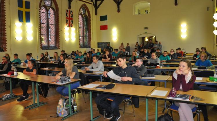 Gespannte Erwartung auf den Beginn der Mathe-Olympiade in der Aula des Gymnasiums Neukloster im Jahr 2017