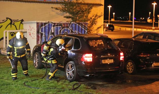 Erneut Pkw-Brand in Rostock: Unbekannte werfen Brandbeschleuniger in Fahrzeuginneres von Porsche Cayenne im Stadthafen