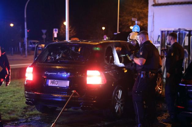 Erneut Pkw-Brand in Rostock: Unbekannte werfen Brandbeschleuniger in Fahrzeuginneres von Porsche Cayenne im Stadthafen Erneut Pkw-Brand in Rostock: Unbekannte werfen Brandbeschleuniger in Fahrzeuginneres von Porsche Cayenne im Stadthafen