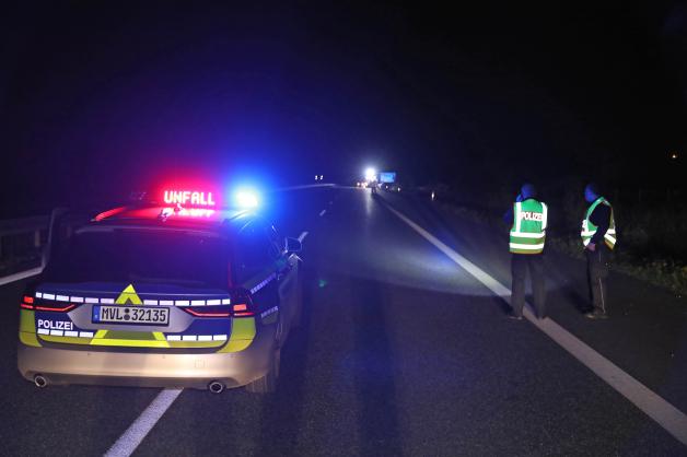 Wildunfall auf Autobahn 19 bei Rostock Nord: Drei Autos stoßen mit Wildschwein zusammen - Vollsperrung und jede Menge Schaden Wildunfall auf Autobahn 19 bei Rostock Nord: Drei Autos stoßen mit Wildschwein zusammen - Vollsperrung und jede Menge Schaden
