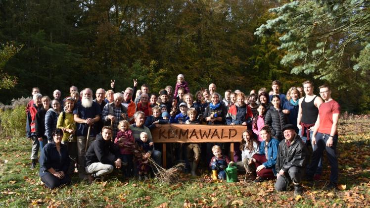 So sehen echte Klimaaktivisten aus: Nach der Pflanzaktion im Mueßer Holz zeigen die Teilnehmer stolz, was sie geleistet haben.