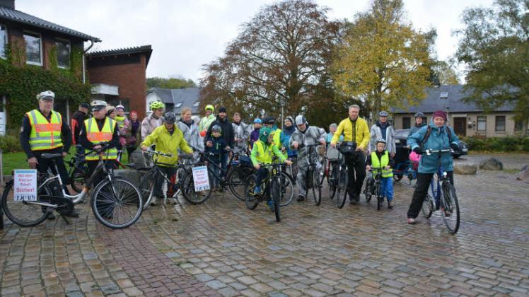 Vor dem Amtsgebäude in Steinbergkirche versammelten sich die Teilnehmer des Fahrradkorsos. 