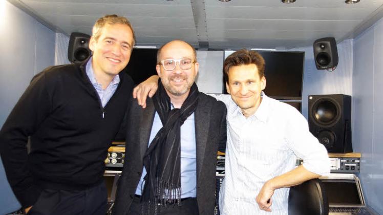 Das Team des Deutschlandfunks in Rendsburg: Tonmeister Christian Kluxen, Redakteur Jochen Hubmacher und Produktionsleiter Robby Höhne im mobilen Studio.