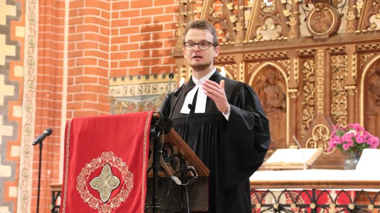 Pastor Hecker in Sternberg eingeführt