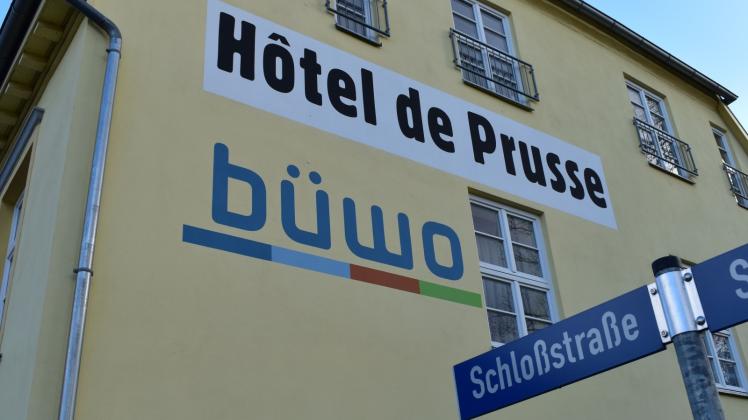 Prominenter Schriftzug: Der Bützower Wohngesellschaft gehört auch der ehemalige Preußenhof.
