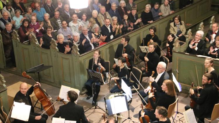 Das Sinfonische Ensemble der Rellinger Kantorei spielte präzise und voller Spannung. 
