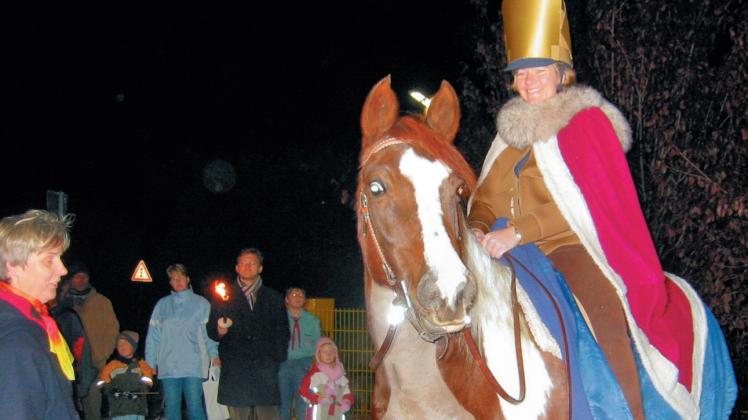 Reitet am 11. November wieder durch Güstrow und führt einen Laternenumzug an: St. Martin hoch zu Ross. 