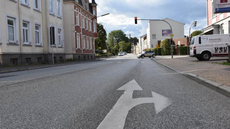 Nur noch geradeaus und rechts: In der Elisabethstraße soll der Verkehr an der Kreuzung zur Albert-Mahlstedt-Straße und Lübschen Koppel neu geregelt werden; zugunsten der Verkehrssicherheit für Schüler, Radler und Fußgänger.