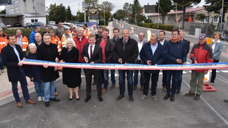 Die Sanierung des ersten, rund 600 Meter langen Abschnitts der Rogahner Straße ist fertig, kostete aber rund zwei Millionen Euro mehr als geplant. 