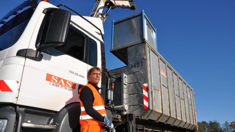 Mit dem Abrollkipper leert Guido Leonhardt die großen Müllcontainer im Stadtgebiet Schwerin. 