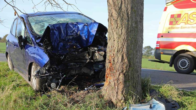 Tödlicher Unfall auf Landesstraße 12 nahe Kühlungsborn: Pkw rast gegen Baum - Fahrer (etwa 70) stirbt