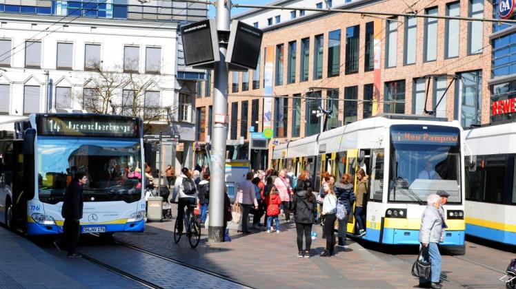 Knotenpunkt Marienplatz: Rund 17 Millionen Fahrgäste nutzen im Jahr allein den Schweriner Nahverkehr. 