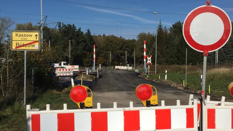 Der Bahnübergang in Wolken war gestern noch nicht befahrbar. Die Sperrung soll aber heute aufgehoben werden. 