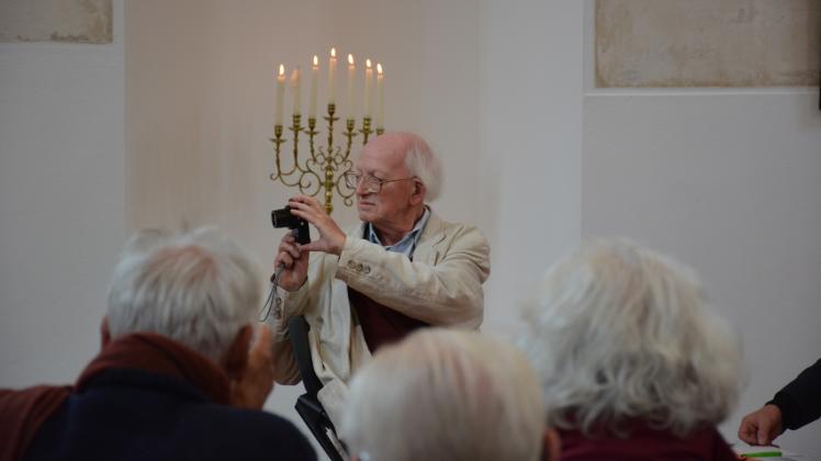 Alles im Blick: Selbst bei der Eröffnung seiner Sonderschau am 7. Juli in Hagenow konnte Hans Pölkow (84) nicht die Finger vom Fotoapparat lassen. 
