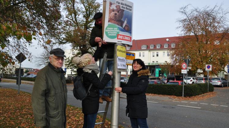Vertreter der Partei Die Linke hängten am Freitag 50 Plakate zum Erhalt der Kinder- und Geburtsstation auf. 
