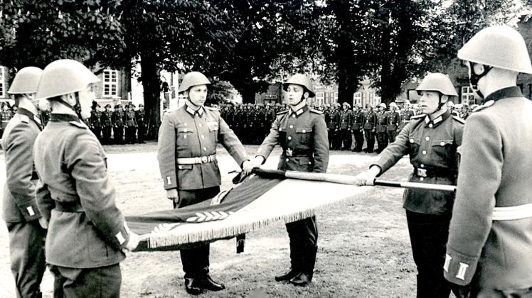 Eines der historischen Fotos: Auf dem Festungshof Dömitz werden im Jahr 1963 Soldaten vereidigt.