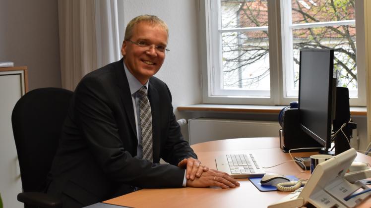 Zimmer mit Ausblick: Jens Böther an seinem neuen Arbeitsplatz, dem Büro des Landrats. 