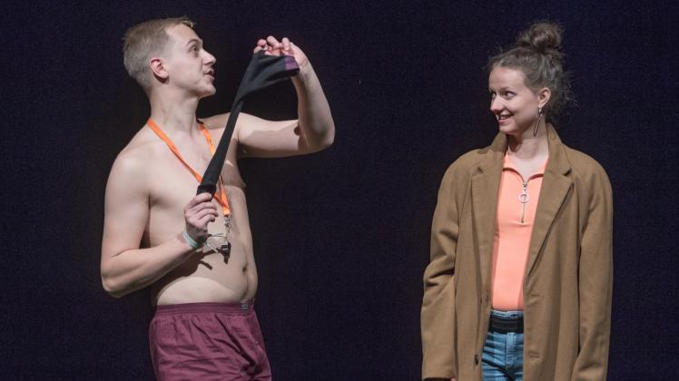 Die Schauspieler Tracy Neumann als „Annegret“ und Konstantin Walter als „Hannes“ proben für „Greta“. Schule, Freunde, das erste Mal knutschen und zu Fridays-for-Future gehen. 