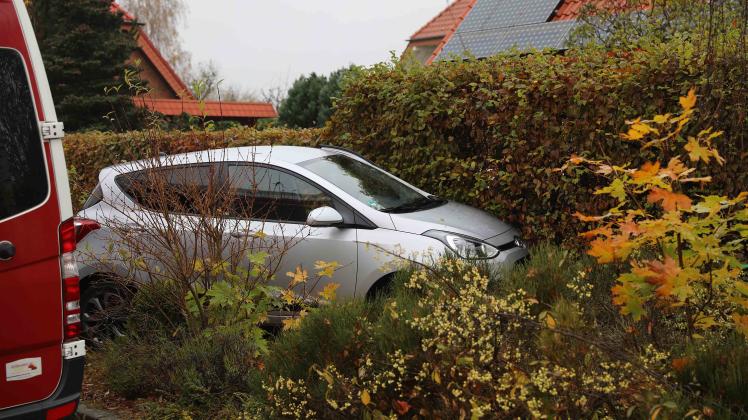 Blackout am Steuer: Rentnerin fährt mit Auto in Dorf Lichtenhagen in Kurve geradeaus und kommt in Hecke zum Stehen