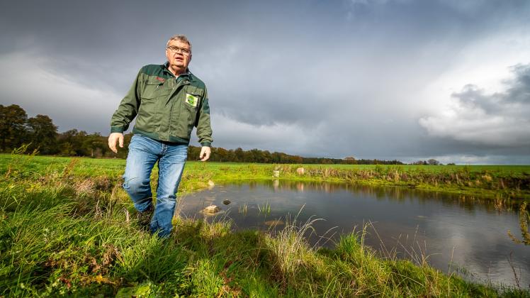 Den Teich mitten auf einem Feld haben Wilfried Lenschow und seine Mitarbeiter wieder zum Leben erweckt.