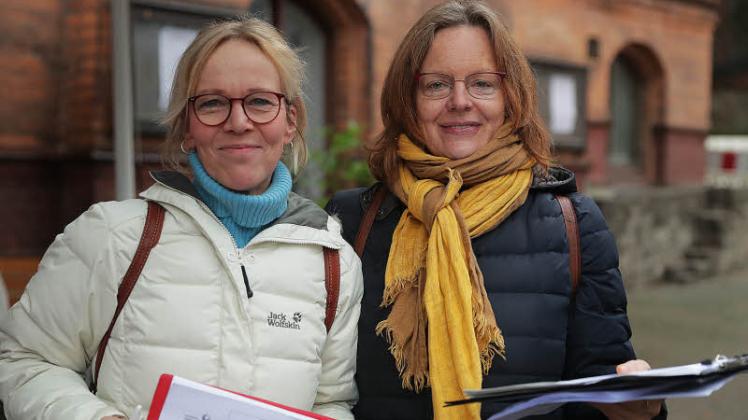 Anne Redmann von Pro-Familia und die städtische Gleichstellungsbeauftragte Verena Balve sammelten am Samstag auf dem Südermarkt Unterschriften gegen die Pläne für das neue Zentralkrankenhaus.