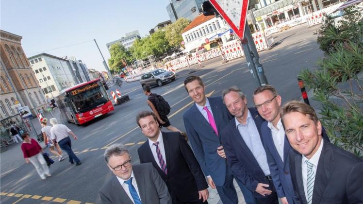 Osnabrücker Kammern und Wirtschaftsverbände beziehen Position zum Neumarkt: (von links) Ulrich Hoefner (Gesamtverband Verkehrsgewerbe),Andree Schlick (Großhandelsverband, GIWO), Jan-Felix Simon (Verein für Wirtschaftsförderung, VWO), Hans Klute (Hotel- und Gaststättenverband, DEHOGA), Sven Ruschhaupt (Handwerkskammer) und  Marco Graf (IHK). 