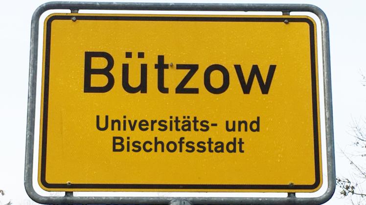 Universitäts- und Bischofsstadt Bützow: Braucht die Stadt bald solche Ortseingangsschilder? 