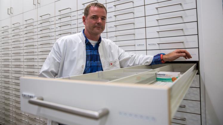 Leere Medikamentenschubladen in der Apotheke: Seit drei Jahren leiden Apotheken unter Lieferengpässen von zahlreichen Medikamenten. Apotheker wie Christian Braun investieren bei der Suche nach Alternativen viel Zeit.  Fotos: marco Dittmer 