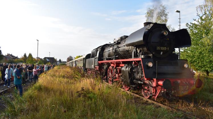 Auch solche Fahrten wie die mit der historischen Dampflock im Oktober sind nach einer Stilllegung nicht mehr möglich. 