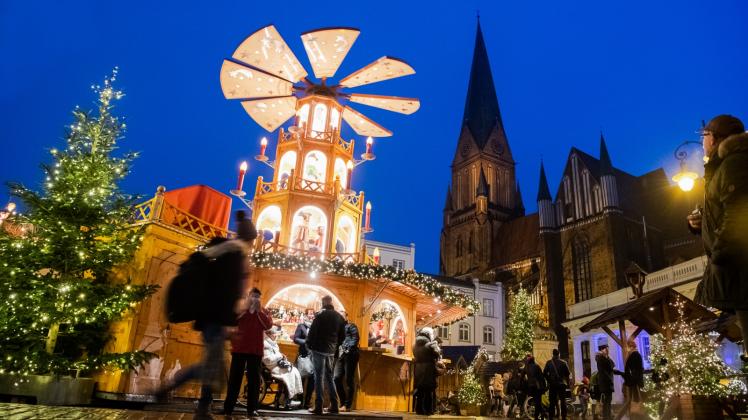 Die Pyramide auf dem Marktplatz  ist ein Höhepunkt des Schweriner Weihnachtsmarktes – wegen ihrer Größe.  
