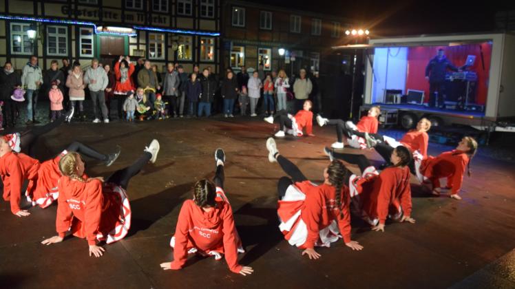 Die Garde des Sternberger Carneval Clubs sorgte bei der SuSa-Party auf dem Marktplatz schon einmal für Appetit auf die erste große Veranstaltung der neuen Karnevalsaison am 16. November im „Hotel Dreiwasser“. Fotos: Roland Güttler 