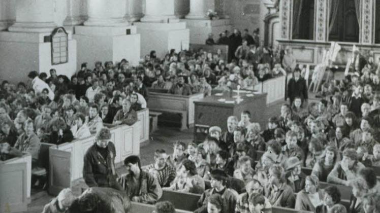 Zu den Friedensgebeten in der Stadtkirche Ludwigslust erschienen vor 30 Jahren tausende Menschen.  Repro: Hans-Joachim Marschall  