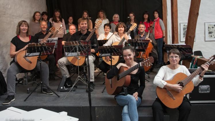 Gemeinsam auf der Bühne: Parchims Frauenchor „Herzensschöne“, ein Gitarrenorchester und Instrumentalisten