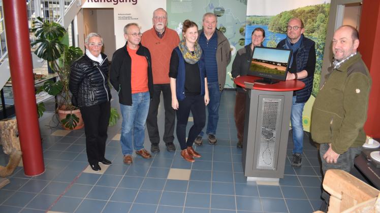 Führten gern durch die neue Ausstellung im Naturparkzentrum Warin: Leiter Volker Brandt (r.) und Naturparkrangerin Margot Rossow (3.v.r.) 