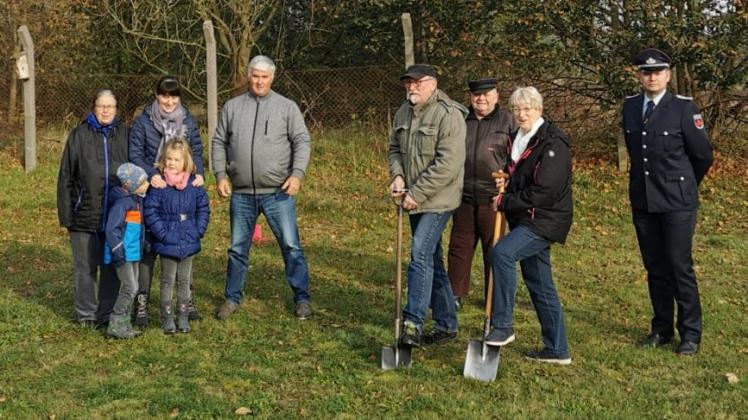 Der Anfang ist gemacht: Bürgermeisterin Christel Drewes (2.v.r.) und Ingenieur Harald Klöhn (4.v.r.) beim Spatenstich für die neue Garage der Gemeinde Vielank. 