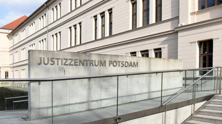 Ein Mann, der seinen Nachbarn mit einer Schrotflinte erschoss, wurde gestern vom Landgericht im Justizzentrum Potsdam nur wegen Totschlags verurteilt. 
