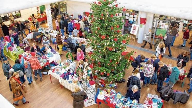 Vorweihnachtlicher Trubel lockte Besucher in Schule und KaampHüs SHZ